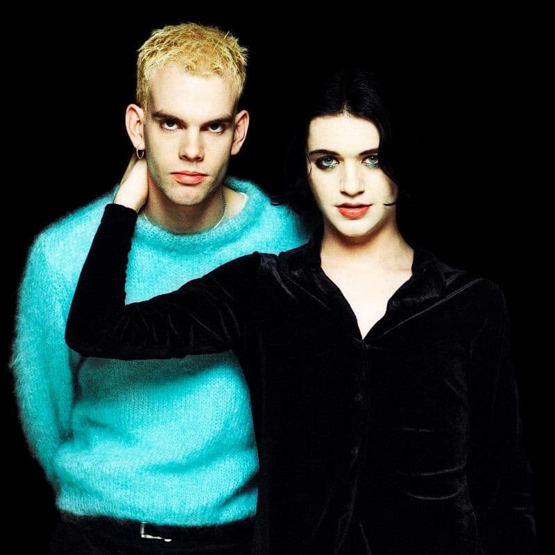 Retrato de Placebo en sus primeros años, con fondo negro